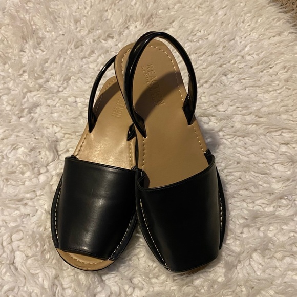 New Reaction Kenneth Cole size 7 Black leather sandals SLIP IN vacation - Picture 1 of 4